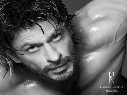 Shah Rukh Khan poses shirtless for Dabboo Ratnani's 2021 calendar shoot | Shah Rukh Khan poses shirtless for Dabboo Ratnani's 2021 calendar shoot