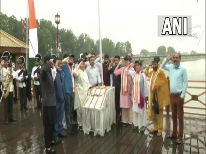 Corporators in Srinagar hoist national flag at Zero Bridge | Corporators in Srinagar hoist national flag at Zero Bridge