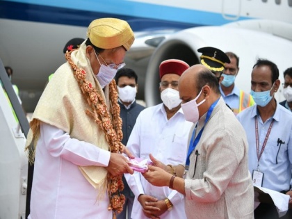 Karnataka CM, Governor receive Vice President Venkaiah Naidu at Bengaluru airport | Karnataka CM, Governor receive Vice President Venkaiah Naidu at Bengaluru airport