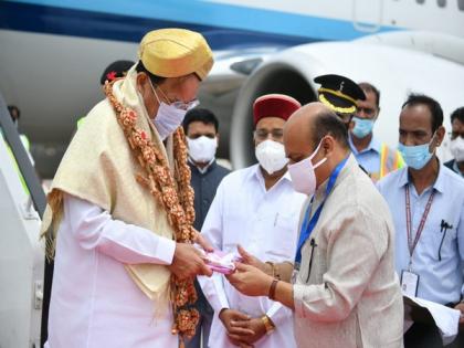 Karnataka CM, Governor receive Vice President Venkaiah Naidu at Bengaluru airport | Karnataka CM, Governor receive Vice President Venkaiah Naidu at Bengaluru airport