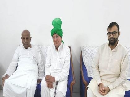 OP Chautala meets Deve Gowda, Mulayam Singh Yadav to discuss third front | OP Chautala meets Deve Gowda, Mulayam Singh Yadav to discuss third front