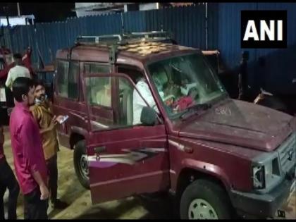 Car loaded with firecrackers found outside Shiv Sena MLA's office in Mumbai | Car loaded with firecrackers found outside Shiv Sena MLA's office in Mumbai