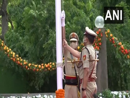 Delhi's new Police Commissioner hoists tricolour at police headquarters on Independence Day | Delhi's new Police Commissioner hoists tricolour at police headquarters on Independence Day