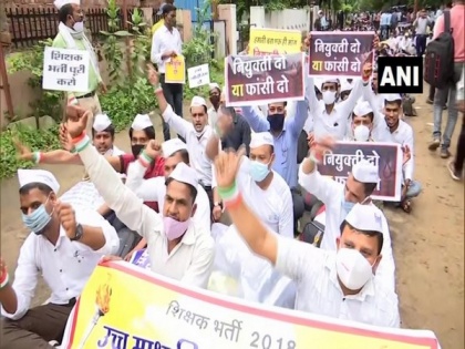 Teachers stage protest in Bhopal, demanding appointment letters | Teachers stage protest in Bhopal, demanding appointment letters