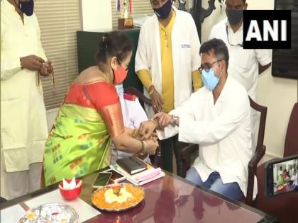 Mumbai mayor ties rakhi to COVID warriors at Kasturba Hospital | Mumbai mayor ties rakhi to COVID warriors at Kasturba Hospital Mumbai mayor ties rakhi to COVID warriors at Kasturba Hospital | Mumbai mayor ties rakhi to COVID warriors at Kasturba Hospital