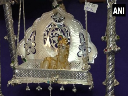 Ahead of Janmashtami, Surat jewellery shop selling silver-made swings | Ahead of Janmashtami, Surat jewellery shop selling silver-made swings