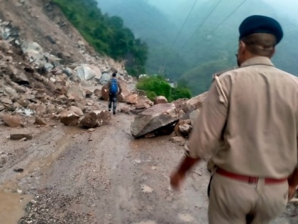 Landslide blocks NH-3 in HP's Mandi district | Landslide blocks NH-3 in HP's Mandi district