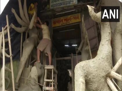 Kolkata: Idol makers of Kumartuli hopeful for better business this Durga Puja | Kolkata: Idol makers of Kumartuli hopeful for better business this Durga Puja