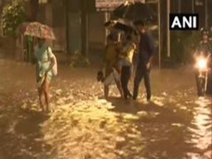 Heavy rains lash Mumbai, waterlogging causes traffic snarls | Heavy rains lash Mumbai, waterlogging causes traffic snarls