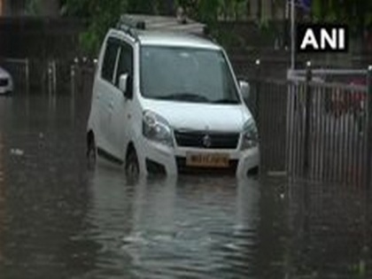 Heavy rains lash Mumbai; 2000 passengers stranded onboard Mahalaxmi Express | Heavy rains lash Mumbai; 2000 passengers stranded onboard Mahalaxmi Express