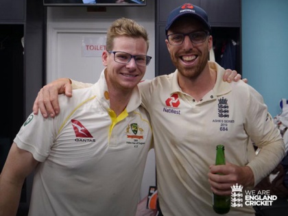 Steve Smith sports spectacles to pose with England's Jack Leach! | Steve Smith sports spectacles to pose with England's Jack Leach!