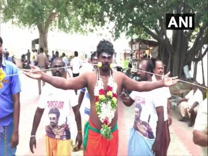 Rajinikanth fans offer special prayers in Madurai ahead of 'Darbar' release | Rajinikanth fans offer special prayers in Madurai ahead of 'Darbar' release
