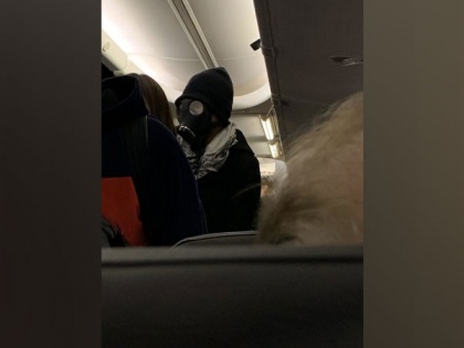 Man gets kicked out of flight for wearing a gas mask | Man gets kicked out of flight for wearing a gas mask