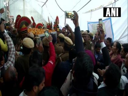 Delhi violence: Mortal remains of Delhi Police Head Constable brought to his residence | Delhi violence: Mortal remains of Delhi Police Head Constable brought to his residence
