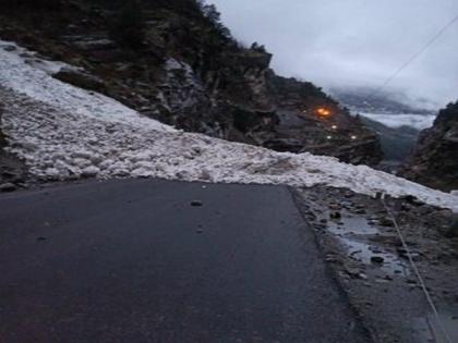 NH-5 in Kinnaur district blocked due to snowfall | NH-5 in Kinnaur district blocked due to snowfall