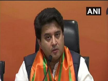 Case registered against unknown persons for showing black flags to Jyotiraditya Scindia in Bhopal | Case registered against unknown persons for showing black flags to Jyotiraditya Scindia in Bhopal Case registered against unknown persons for showing black flags to Jyotiraditya Scindia in Bhopal | Case registered against unknown persons for showing black flags to Jyotiraditya Scindia in Bhopal