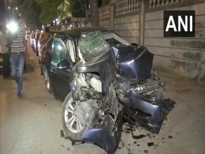 Three dead, one injured after car rams into divider in Mumbai | Three dead, one injured after car rams into divider in Mumbai Three dead, one injured after car rams into divider in Mumbai | Three dead, one injured after car rams into divider in Mumbai