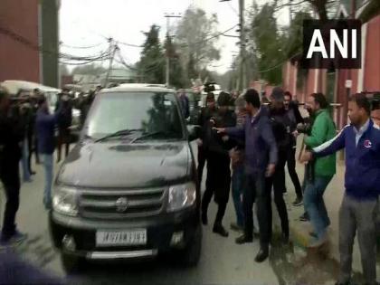 Cong leader Ghulam Nabi Azad meets Farooq Abdullah at his residence | Cong leader Ghulam Nabi Azad meets Farooq Abdullah at his residence Cong leader Ghulam Nabi Azad meets Farooq Abdullah at his residence | Cong leader Ghulam Nabi Azad meets Farooq Abdullah at his residence