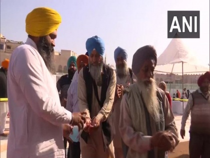 SGCP members hand out masks, sanitisers to devotees at Golden Temple | SGCP members hand out masks, sanitisers to devotees at Golden Temple