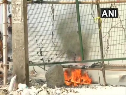 Petrol bomb hurled nearby protest site: anti-CAA protestors at Delhi's Shaheen Bagh | Petrol bomb hurled nearby protest site: anti-CAA protestors at Delhi's Shaheen Bagh