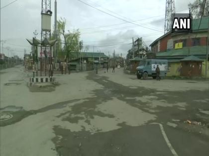 Deserted roads in Srinagar as people observe 'Janata curfew' | Deserted roads in Srinagar as people observe 'Janata curfew' Deserted roads in Srinagar as people observe 'Janata curfew' | Deserted roads in Srinagar as people observe 'Janata curfew'