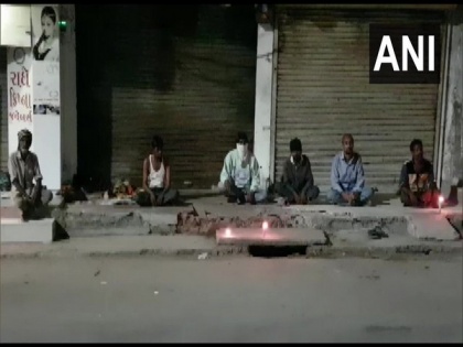 Homeless people in Gujarat's Bharuch join nation in fight against COVID-19 | Homeless people in Gujarat's Bharuch join nation in fight against COVID-19