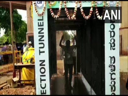 Disinfection tunnel installed to sanitise people entering Hubli's APMC market | Disinfection tunnel installed to sanitise people entering Hubli's APMC market