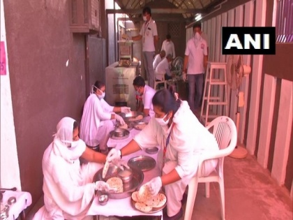 Jain community group in Rajkot prepares over 30,000 chapatis, serves needy amid lockdown | Jain community group in Rajkot prepares over 30,000 chapatis, serves needy amid lockdown