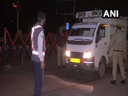 Police conducting thorough checks at Delhi-Noida border amid lockdown | Police conducting thorough checks at Delhi-Noida border amid lockdown
