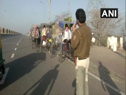 Rickshaw pullers heading from Delhi for home towns amid lockdown forced to turn back | Rickshaw pullers heading from Delhi for home towns amid lockdown forced to turn back