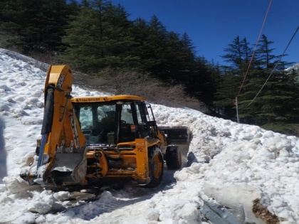 BRO clearing snow from three major avalanches near Dharali in U'khand | BRO clearing snow from three major avalanches near Dharali in U'khand