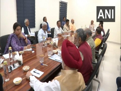 COVID-19 : High-level meeting of ministers held at Rajnath Singh's residence | COVID-19 : High-level meeting of ministers held at Rajnath Singh's residence
