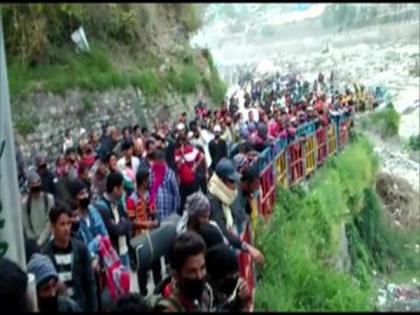 Lockdown: Nepalese migrant workers stranded at border town of Dharchula | Lockdown: Nepalese migrant workers stranded at border town of Dharchula