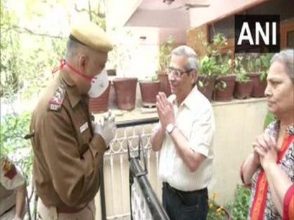 Delhi Police lends helping hand to senior citizens amid coronavirus lockdown | Delhi Police lends helping hand to senior citizens amid coronavirus lockdown