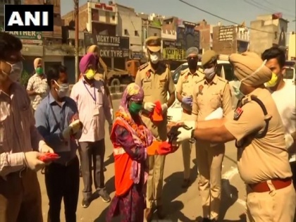 Punjab police felicitate sanitation workers with kits | Punjab police felicitate sanitation workers with kits