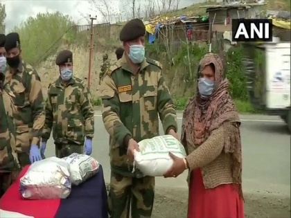 BSF distributes ration to daily wage labourers in J-K's Pulwama amid lockdown | BSF distributes ration to daily wage labourers in J-K's Pulwama amid lockdown