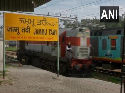 Special train carrying masks, sanitizers, medicines arrives in Jammu | Special train carrying masks, sanitizers, medicines arrives in Jammu Special train carrying masks, sanitizers, medicines arrives in Jammu | Special train carrying masks, sanitizers, medicines arrives in Jammu