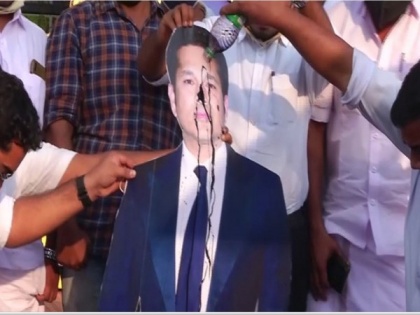 Youth Congress workers in Kochi pour black oil on Sachin Tendulkar's cut-out in protest to his tweet | Youth Congress workers in Kochi pour black oil on Sachin Tendulkar's cut-out in protest to his tweet