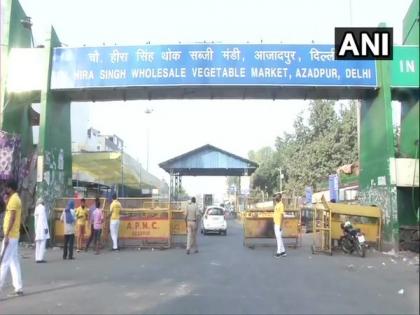 Social distancing observed in Delhi Sabzi mandis amid lockdown extension | Social distancing observed in Delhi Sabzi mandis amid lockdown extension Social distancing observed in Delhi Sabzi mandis amid lockdown extension | Social distancing observed in Delhi Sabzi mandis amid lockdown extension