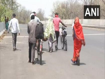 Migrant labourers take long walk back home to MP from Maharashtra | Migrant labourers take long walk back home to MP from Maharashtra Migrant labourers take long walk back home to MP from Maharashtra | Migrant labourers take long walk back home to MP from Maharashtra