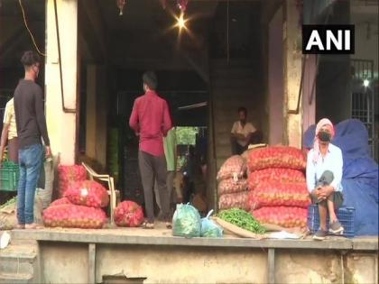 Delhi: Okhla vegetable market witnesses low turnout of customers due to lockdown | Delhi: Okhla vegetable market witnesses low turnout of customers due to lockdown
