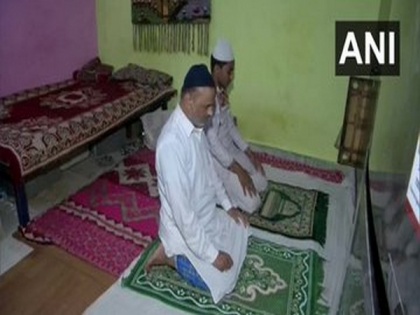 Delhi lockdown: People offer prayers at home during Ramzan | Delhi lockdown: People offer prayers at home during Ramzan