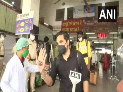 Passengers coming from Delhi marked with quarantine stamps at Raipur | Passengers coming from Delhi marked with quarantine stamps at Raipur