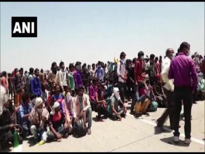 Migrants resort to stone pelting at police in Gujarat's Dahod | Migrants resort to stone pelting at police in Gujarat's Dahod