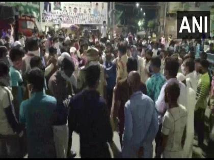 Migrants in Hyderabad try to reach railway station, assuming resumption of train services | Migrants in Hyderabad try to reach railway station, assuming resumption of train services Migrants in Hyderabad try to reach railway station, assuming resumption of train services | Migrants in Hyderabad try to reach railway station, assuming resumption of train services