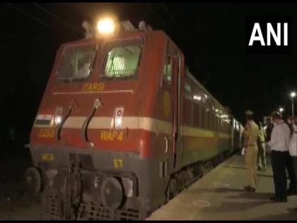 Shramik special train leaves with migrants from Maharashtra's Bhiwandi to Gorakhpur | Shramik special train leaves with migrants from Maharashtra's Bhiwandi to Gorakhpur