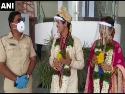 Pune cop, his wife play parents' role to solemnise wedding of IT professional, doctor | Pune cop, his wife play parents' role to solemnise wedding of IT professional, doctor