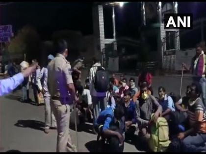 Migrants walking towards railway station stopped at Telangana's Bahadurpura, shifted to function hall | Migrants walking towards railway station stopped at Telangana's Bahadurpura, shifted to function hall