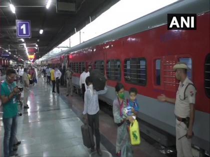 Special train from Gujarat ferrying migrants departs for Jharkhand | Special train from Gujarat ferrying migrants departs for Jharkhand