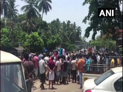 Stranded migrant labourers protest in Kerala, demand to be sent back to native places | Stranded migrant labourers protest in Kerala, demand to be sent back to native places
